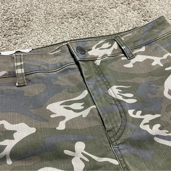 NWOT Women’s Anthropologie Level99 Camo Shorts Size 29 - Picture 2 of 6